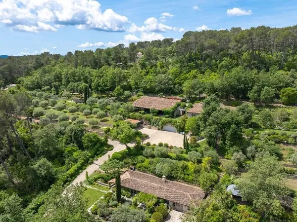 Maison 5 pièces 660 m² 