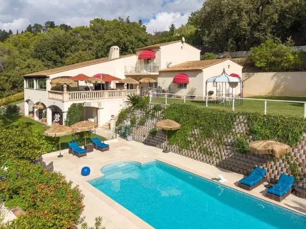 Villa 6 pièces 369 m² 
