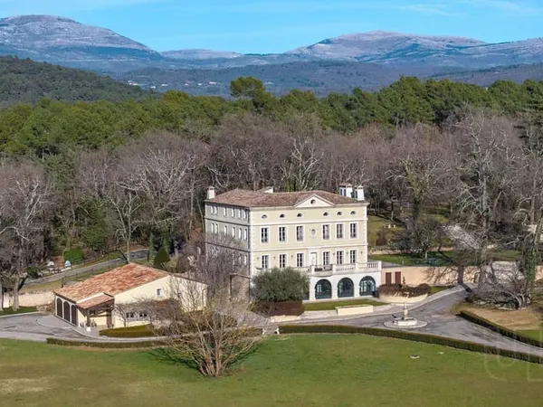 Maison 9 pièces 842 m² 