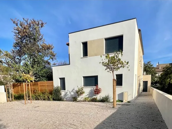 Villa contemporaine de 90 m² - 4 pièces - Jardin & parking privatifs 