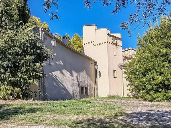 Ancien relais de poste avec domaine agricole à Forcalquier (04300) 