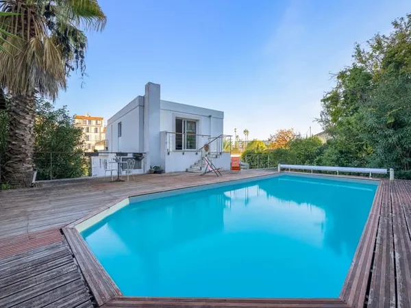 Maison 5 pièces 304 m²