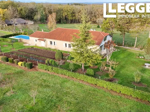 Propriété en pierre rénovée à vendre dans le Lot, avec 4 ha de terrain, piscine et grange.