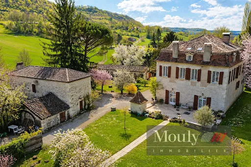 Maison 11 pièces 360 m²