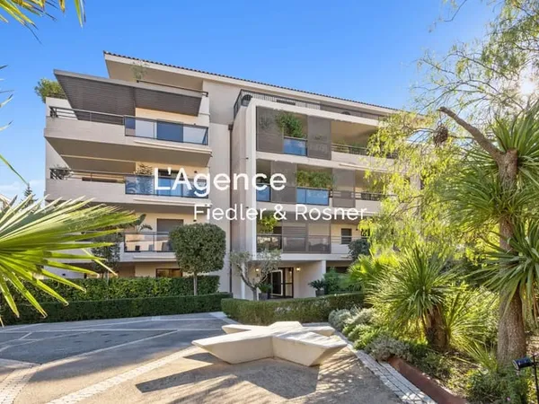 REF 364 : SAINT TROPEZ - RESIDENCE DE HAUT STANDING - APPARTEMENT A LA LOCATION 