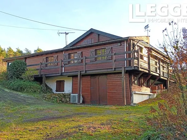 Propriété remarquable de 2,8ha traversée par une rivière : grand chalet, garage, dépendances et 