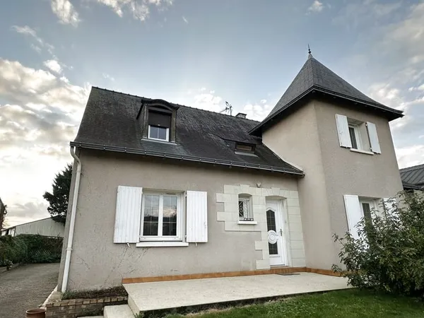 Grande maison de 4 chambres avec jardin et garages 