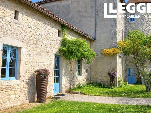 Un beau Logis d'exception avec 6 chambres, situé dans un hameau surplombe la campagne et vallée