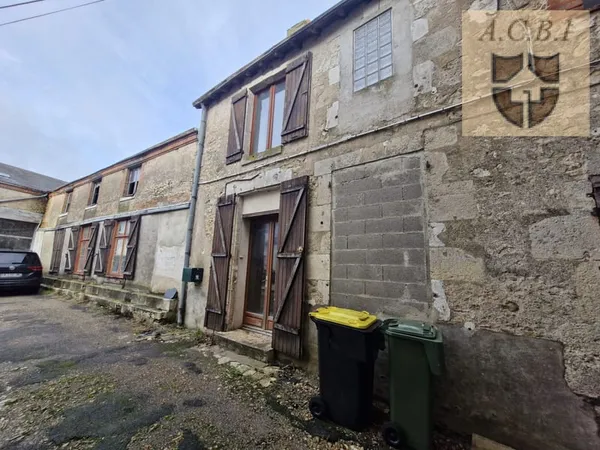 Ensemble immobilier avec local commercial en plein centre ville. 