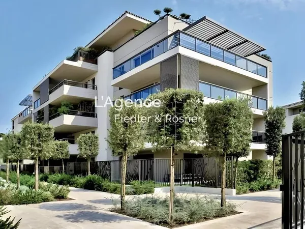REF 630 : SAINT TROPEZ - RESIDENCE DE HAUT STANDING - APPARTEMENT A LA LOCATION 