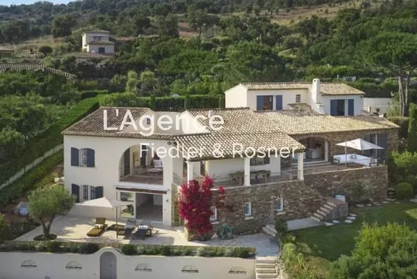 REF 613 : GRIMAUD - BELLE VILLA PROVENÇALE AVEC VUE MER 