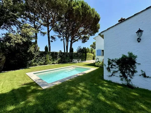 REF 553 : SAINT TROPEZ - RAVISSANTE VILLA AU COEUR D'UNE VEGETATION LUXURIANTE 