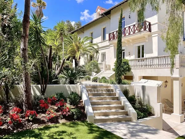 Cannes - Exceptionnelle villa belle epoque de 10 chambres centre croisette 
