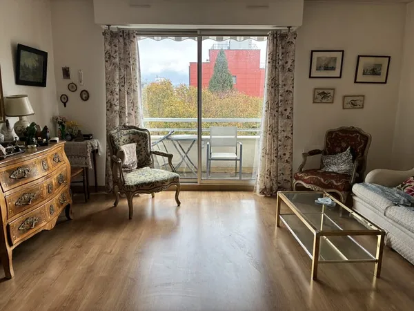 Beau F2 entretenu avec vue panoramique sur la vile et jardin 