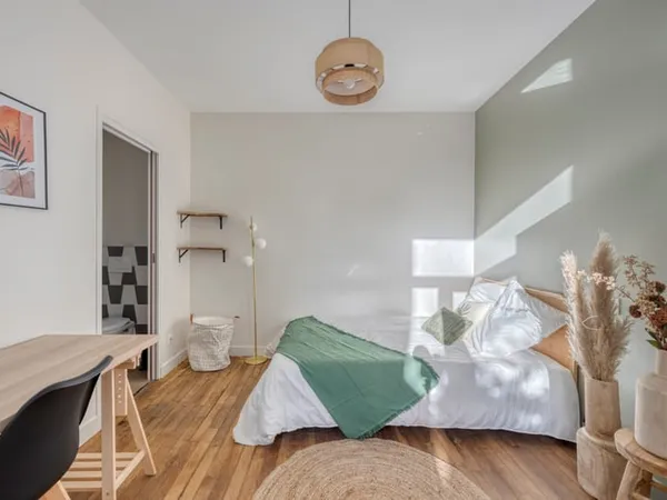 Appartement Location Suresnes 14p 24m² 1070€