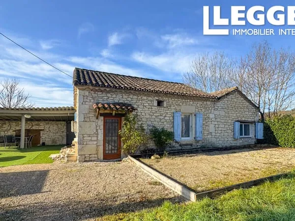 Jolie maison en pierre avec piscine hors sol, jardin et accès à un ruisseau, proche de Montcuq. 