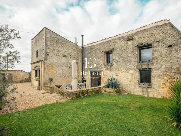 A VENDRE TRES BELLE MAISON EN PIERRE A VAL DE COGNAC - 5 PIECES - 110 M2 