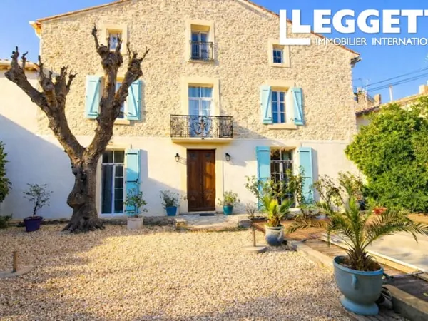 Propriété en pierre de caractère dans un village, avec 6 chambres, garage, jardin et piscine. 