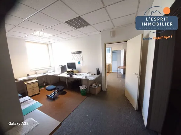 Bureaux 16 pièces 246 m² 