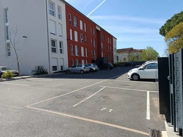 5 places de parking / stationnements privés 