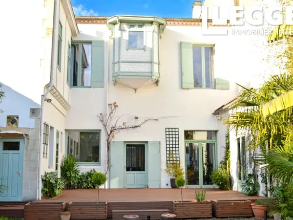 RARE. Maison bourgeoise de plus de 200m² en hypercentre de Marmande avec jardin, piscine, grange et 