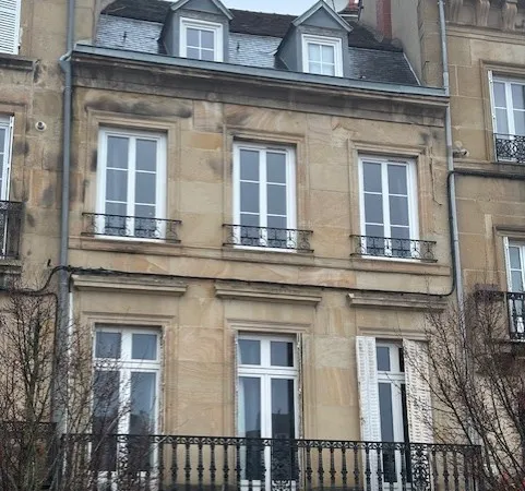 AUTUN, en plein centre ville, grand ensemble immobilier comprenant 3 lots principaux, rénovés et 