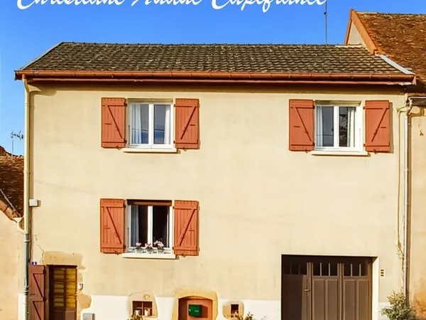 Charolles, maison mitoyenne de ville, vendue avec loctaire en place 