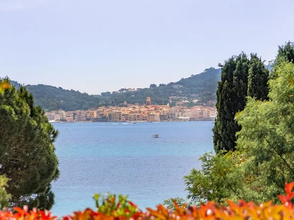 Villa contemporaine face à Saint-Tropez dans un domaine sécurisé à quelques pas de la plage. 