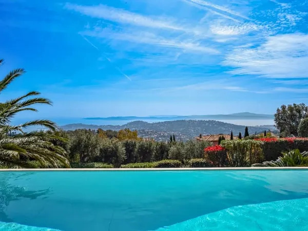 Vue mer panoramique pour cette villa dans un domaine privé et sécurisé 