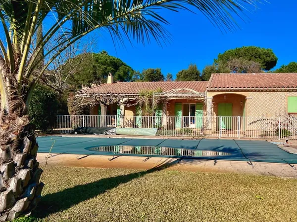 Villa au calme avec gros potentiel à quelques pas du centre-ville de Cogolin. 
