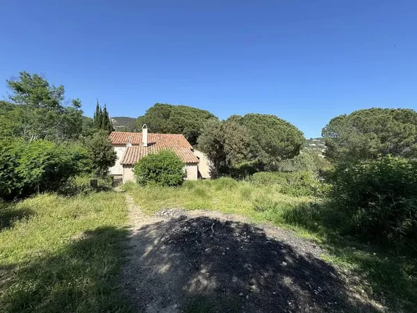 Propriété au calme avec vue mer avec potentiel constructible important. 