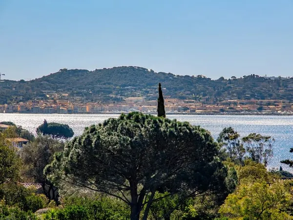 Villa neuve dans un domaine sécurisé à pied de la plage et aperçu mer 