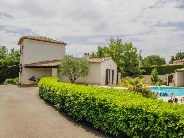 Belle villa provençale sur un terrain plat et arboré 