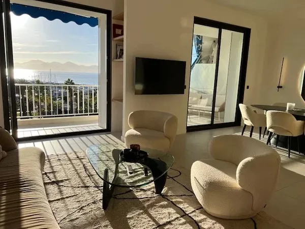 Superbe appartement moderne à Cannes avec vue panoramique sur la mer sur la Croisette. 