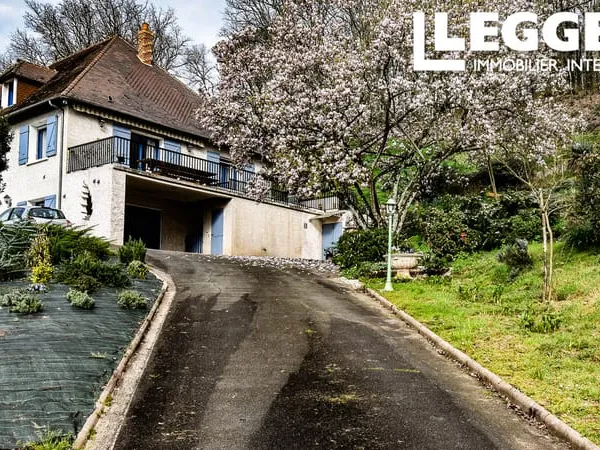 Maison individuelle de 4 chambres avec vue panoramique, garage, jardin clôturé et sécurisé et 