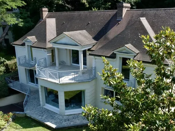 Propriété unique à Jouy-en-Josas avec piscine et maison de gardien 