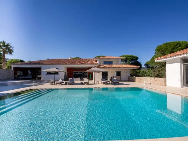 Villa contemporaine de 385 m2 d'exception sur 1,5 hectares de terrain 