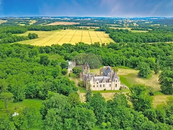 Château MH, dépendances, bois, étang 