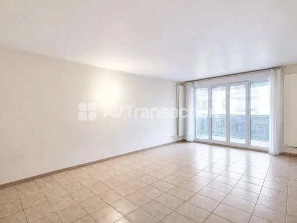LUMINEUX T3 70²m -BALCON - GARAGE-PLACE GRAND CLEMENT 
