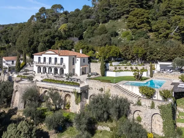 Maison 4 pièces 382 m² 