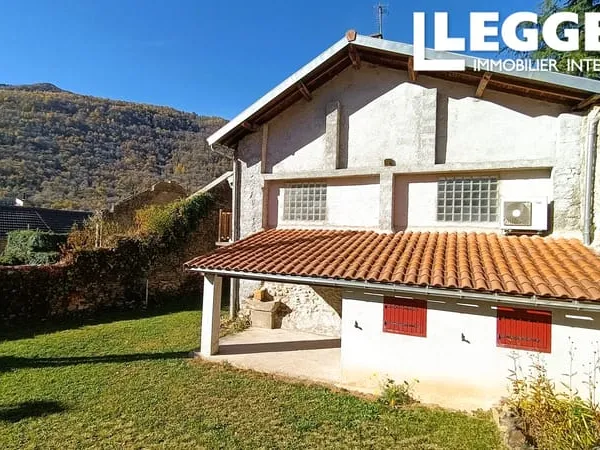 Maison de village avec une belle lumière, beaux volumes, 3 chambres, balcon et potentiel 