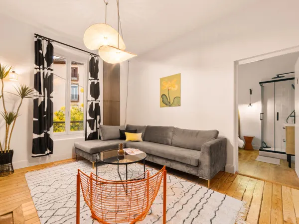 Maison Location Saint-Fons 15p 270m² 665€