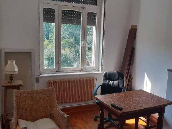 Chambre vue jardin dans maison années 30 