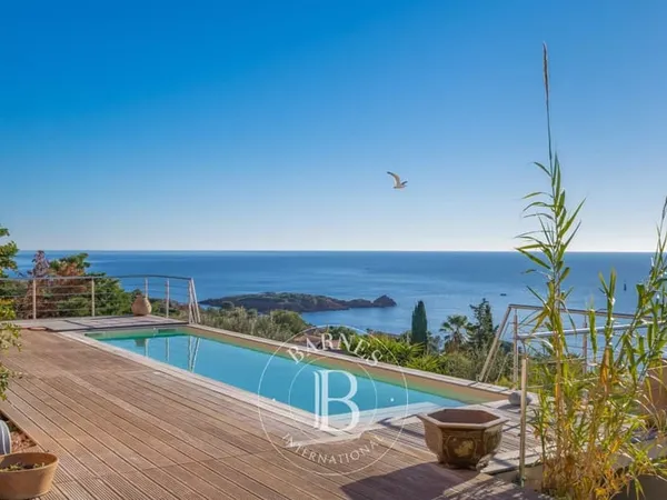 SAINT-RAPHAËL - VILLA RÉNOVÉE AVEC VUE MER PANORAMIQUE 