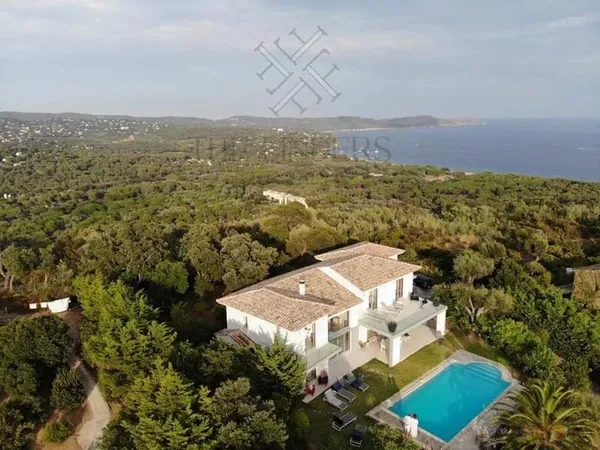Villa de Luxe à Cavalaire-sur-Mer avec Vue Mer Époustouflante 