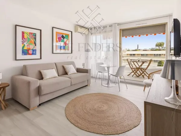 Studio rénové a louer avec grande terrasse au coeur de Saint-Tropez 
