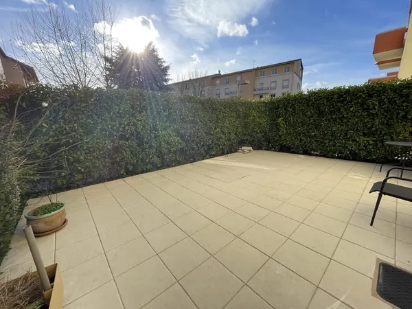 LOCATION 69250 NEUVILLE SUR SAONE - APPARTEMENT T3 EN RDJ avec terrasse garage et place de parking 
