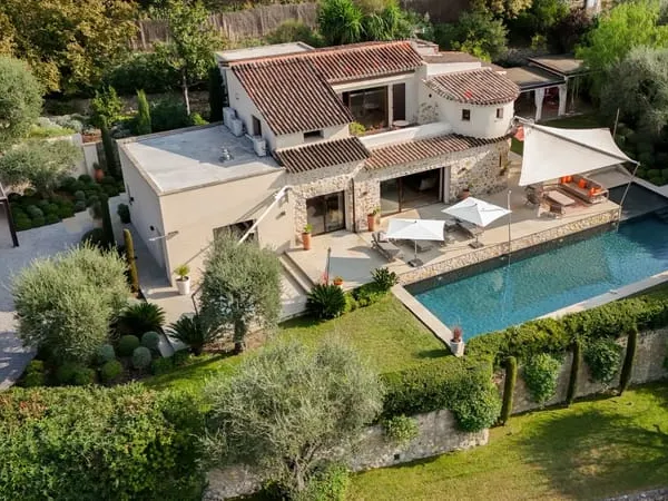 MOUGINS - VILLA AVEC VUE SUR LE VILLAGE 