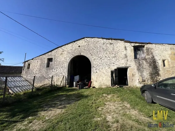 Grange dans petit hameau 