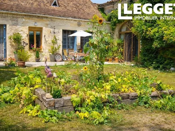 Ferme de charme avec 5 chambres et 3 salles de bains, dépendances, piscine et joli jardin, au 